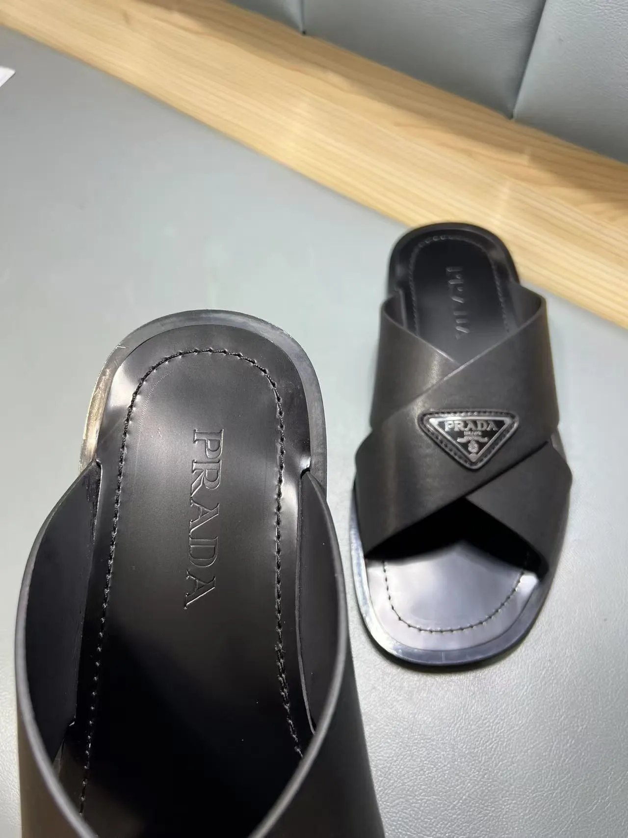 340💰PRADA Prada’s latest slippers are synchronized with the official website. This slipper is made of the brand’s unique and iconic Saffiano leather. The brand logo jumps out from the double straps, and the brand style is clearly visible. Cowhide gives men elegant charm and functional design, making it an ideal choice for vacation and leisure. Size:38-45